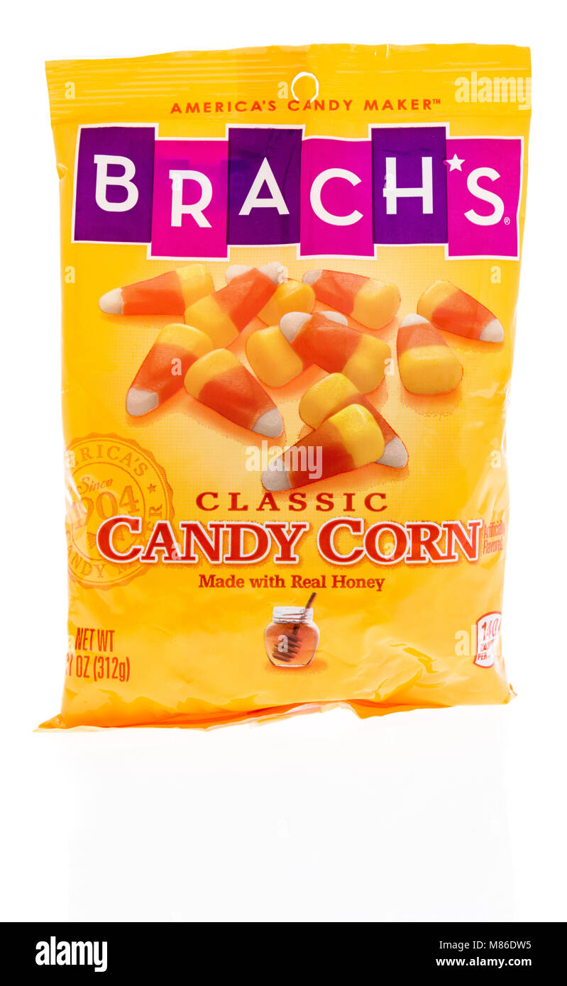 Winneconne, WI - 27. Februar 2018: eine Tasche von Brach classic Candy corn Candy auf einem isolierten Hintergrund. Stockfoto