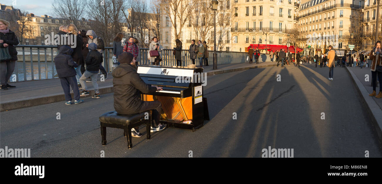 Pianist Louis Artson Vorformen auf einem Yamaha Piano auf der Pont Saint Louis in Paris, Frankreich. Stockfoto