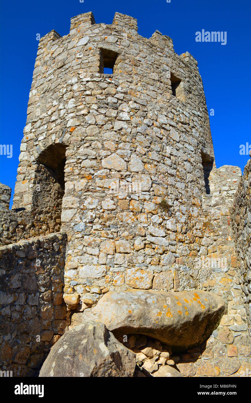 Hohen steinernen Turm von der maurischen Burg in Sintra, Portugal Stockfoto