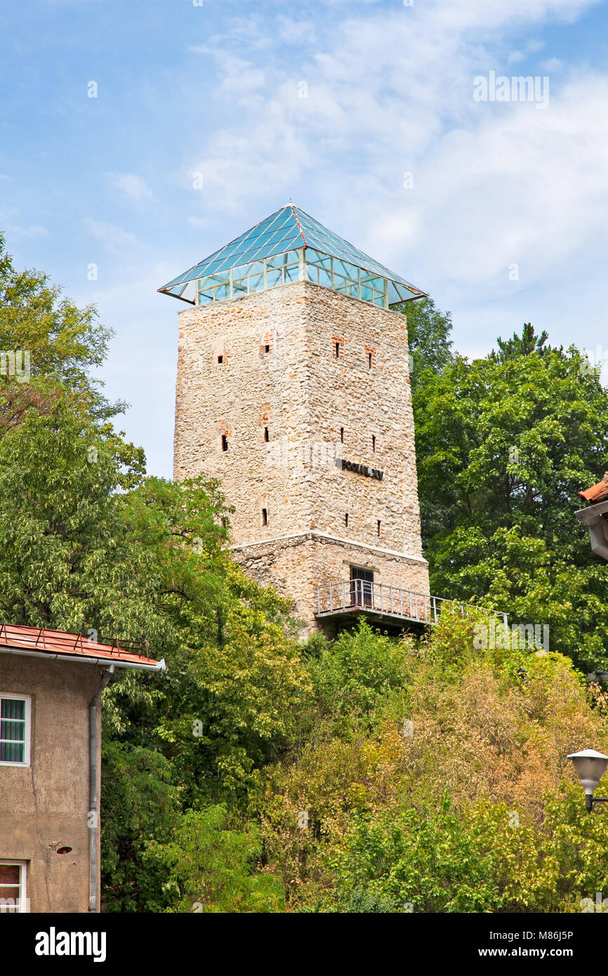 Schwarzer Turm (Turnul Negru) im Jahre 1494 gebaut ist, auf einen Felsen auf straja Hügel, in der Nähe von Bastion der Schmiede in Kronstadt, Siebenbürgen, Rumänien Stockfoto