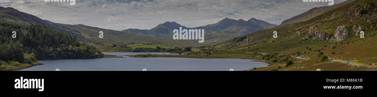 Panorama von Llyn Mymbyr und Snowdon an einem sonnigen Tag in Snowdonia, North Wales Stockfoto