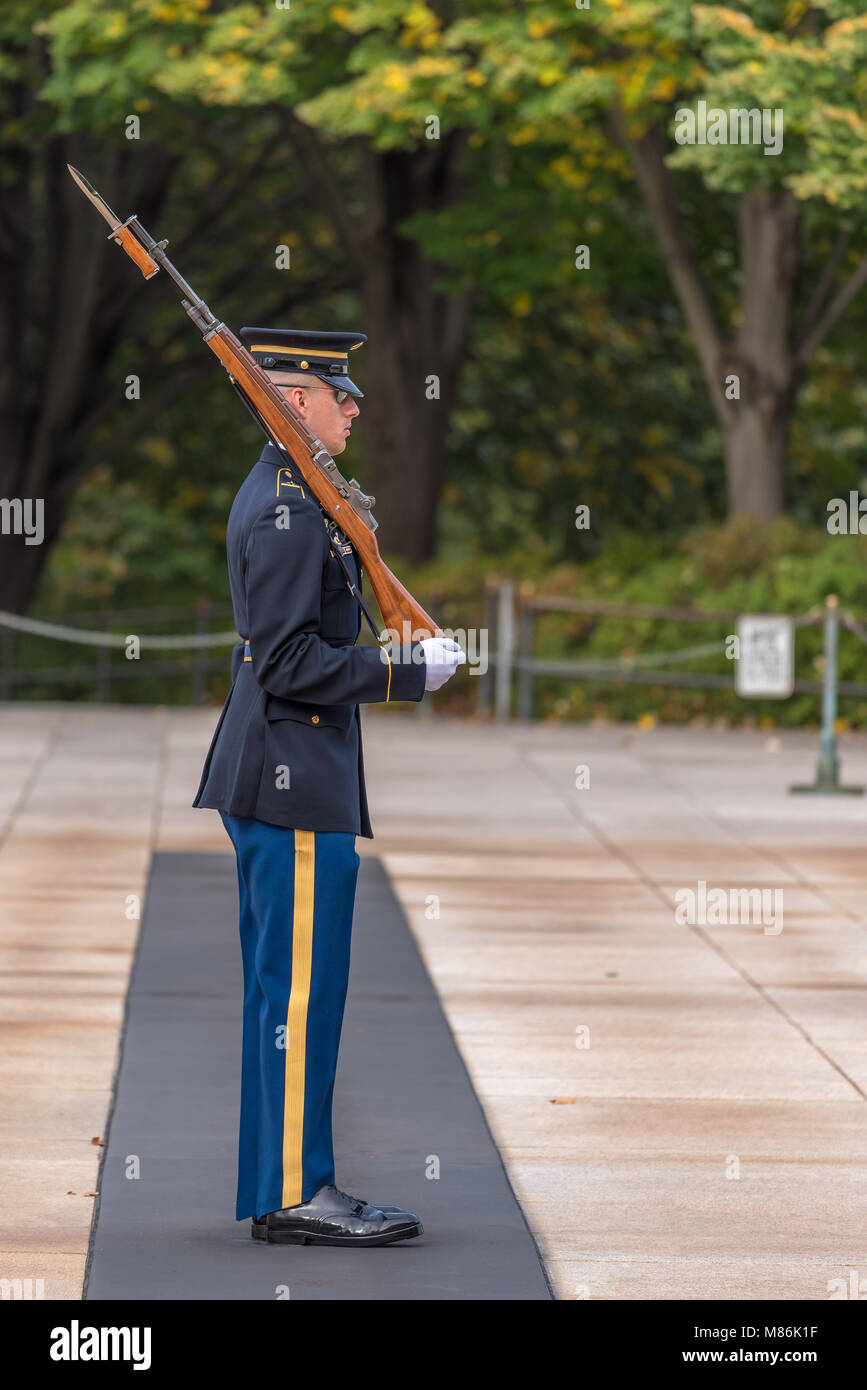 Guard, Grab des Unbekannten Soldaten, Arlington National Cemetery, Arlington, VA, USA Stockfoto