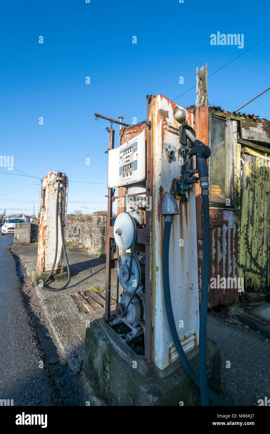 Alte heruntergekommen 50s 60s Garage in der Nähe von Caernarfon Wales in der North West Wales Stockfoto