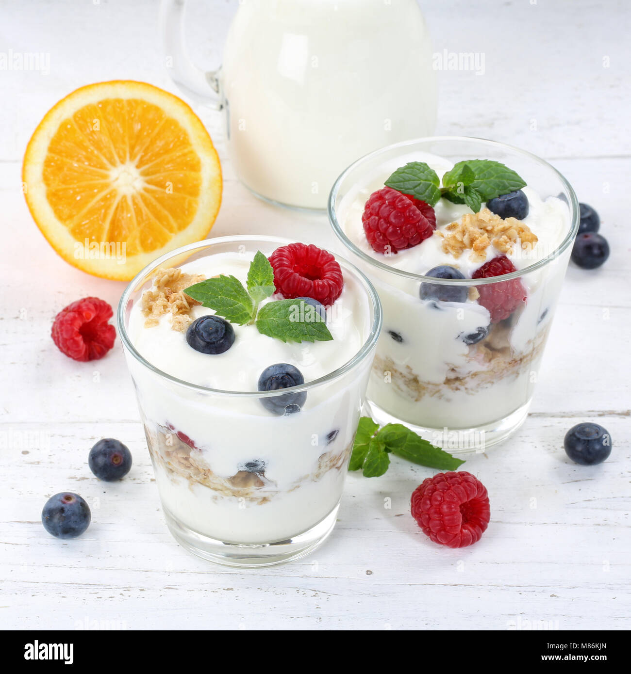 Berry Joghurt Joghurt mit Beeren Obst Schale Müsli square Frühstück essen Stockfoto