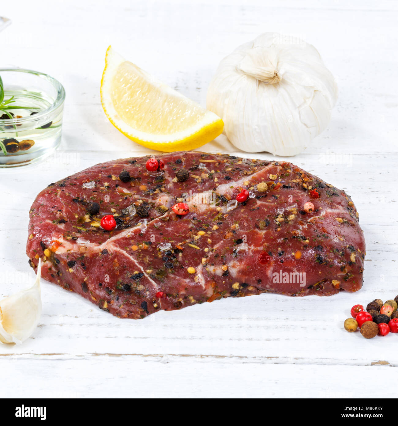 Fleisch rohes Rindfleisch Steak quadratischen Holzbrett Holz Stockfoto