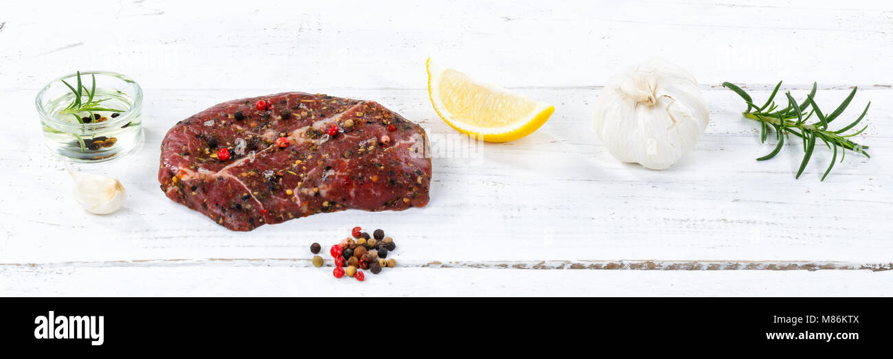 Fleisch rohes Rindfleisch Steak banner Holzbrett Holz Stockfoto