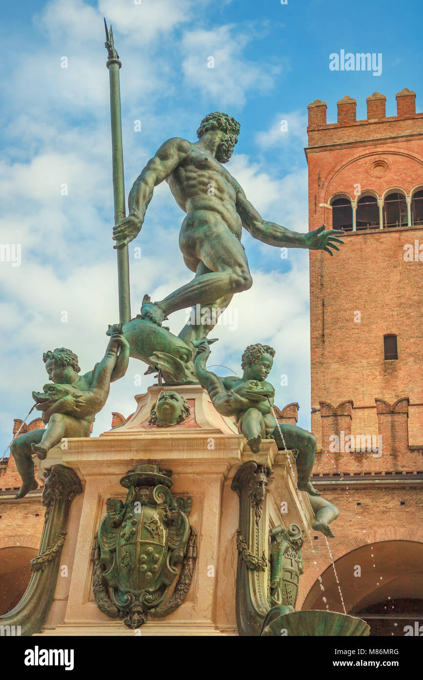 Bologna Neptun Brunnen der Stadt Bologna in der Emilia Region Italiens. Restaurierte Nettuno Bronzestatue, mit historischen orange-roten Turm Gebäude backgroun Stockfoto