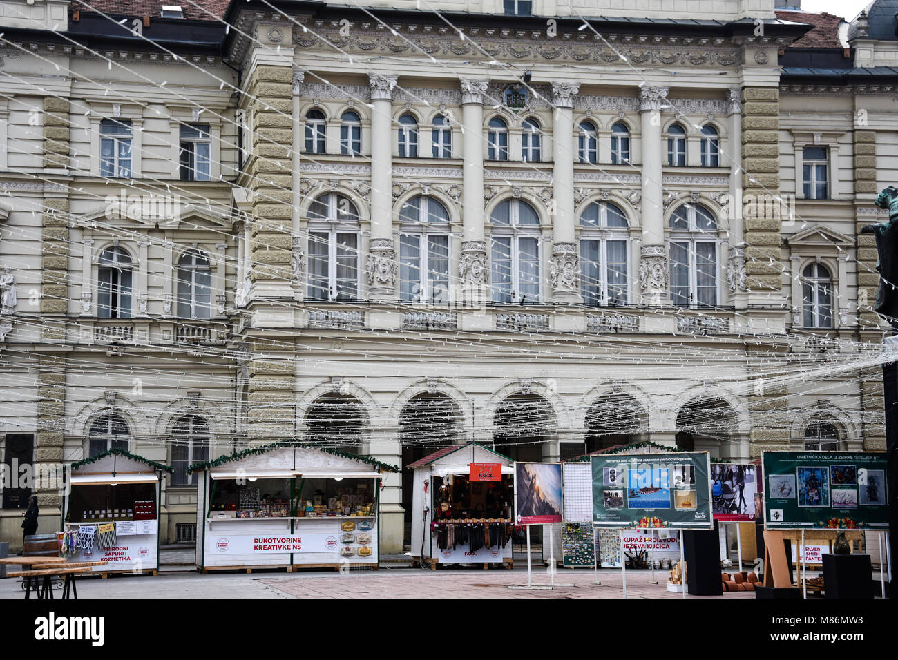 Novi Sad, Serbien. Februar 08, 2017. Rathaus der Stadt Novi Sad. Weihnachtsbeleuchtung und Geschäfte. Liberty Square (Trg Slobode) Stockfoto