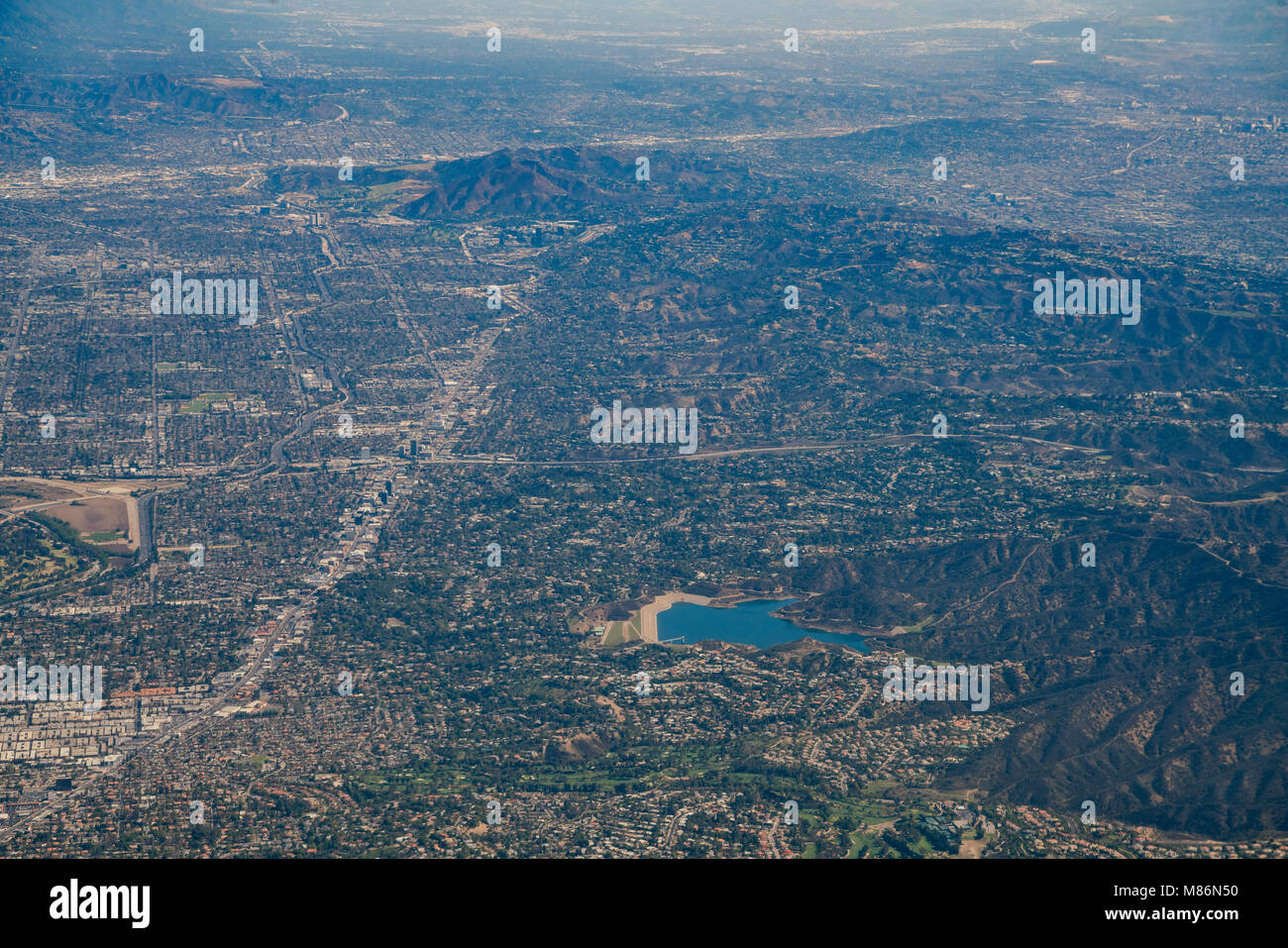 Luftaufnahme von Encino Reservoir, Van Nuys, Sherman Oaks, North Hollywood, Studio City auf Flugmodus, Los Angeles County Stockfoto