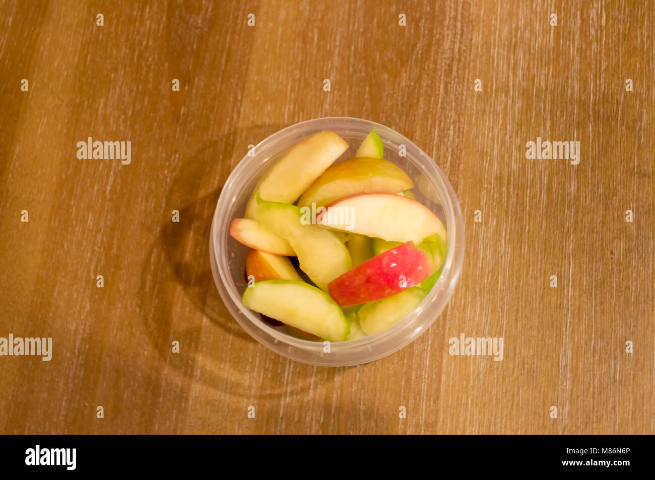 Frisch geschnittene Äpfel in einer Schale für einen gesunden Snack Stockfoto