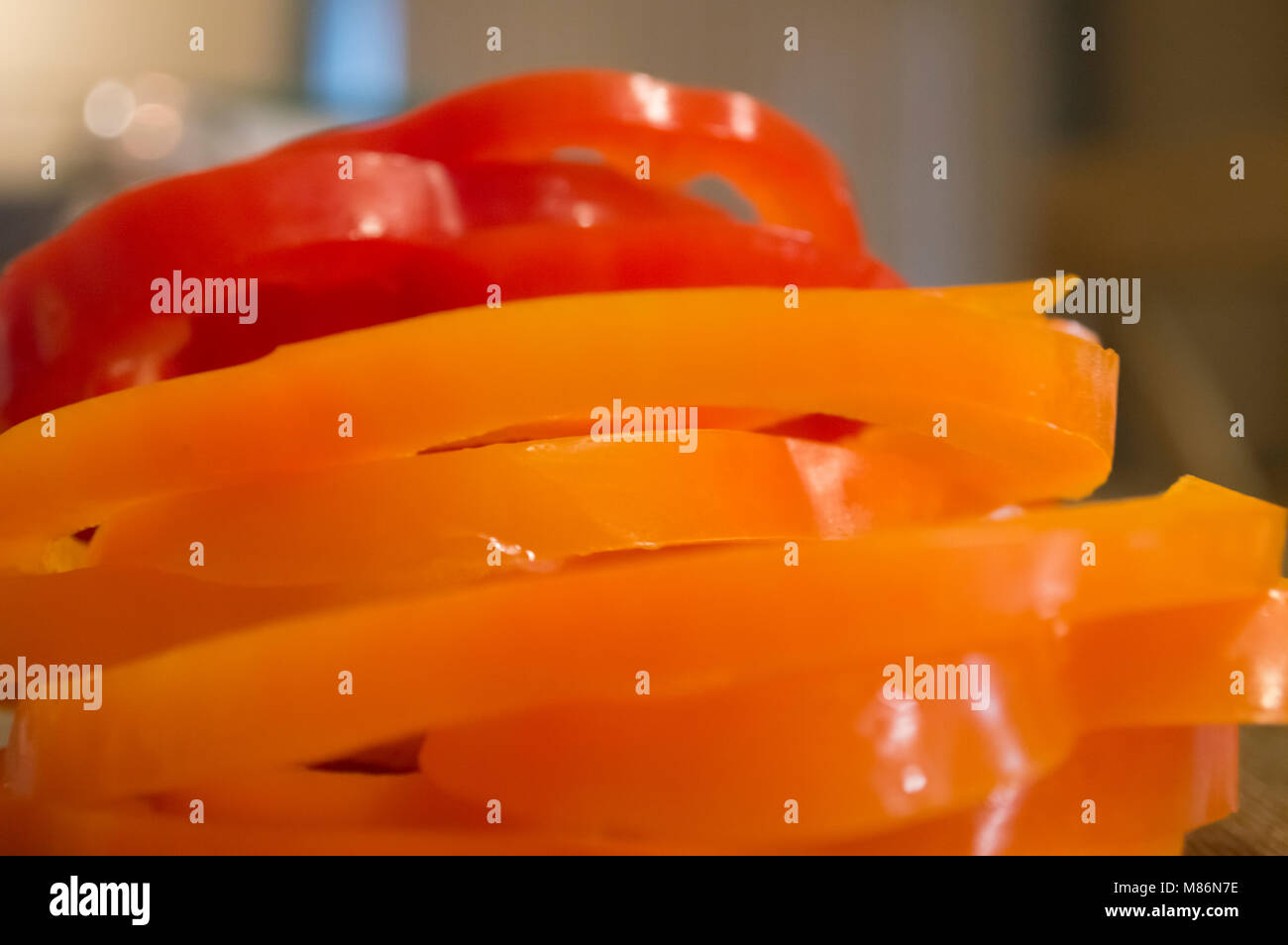 Die frische rote, orange und grüne Paprika in Scheiben geschnitten fertig gekocht zu werden Stockfoto