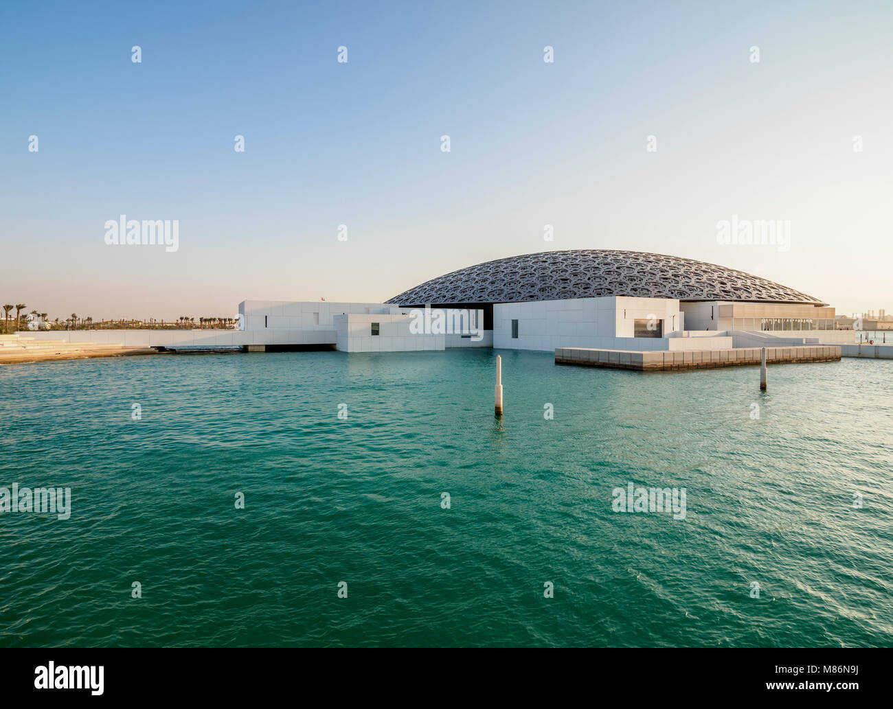 Louvre Museum bei Sonnenuntergang, Abu Dhabi, Vereinigte Arabische Emirate Stockfoto