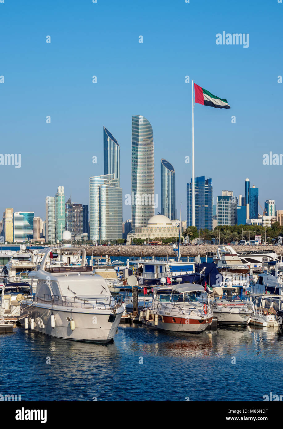 Skyline mit Marina und Stadtzentrum, Abu Dhabi, Vereinigte Arabische Emirate Stockfoto