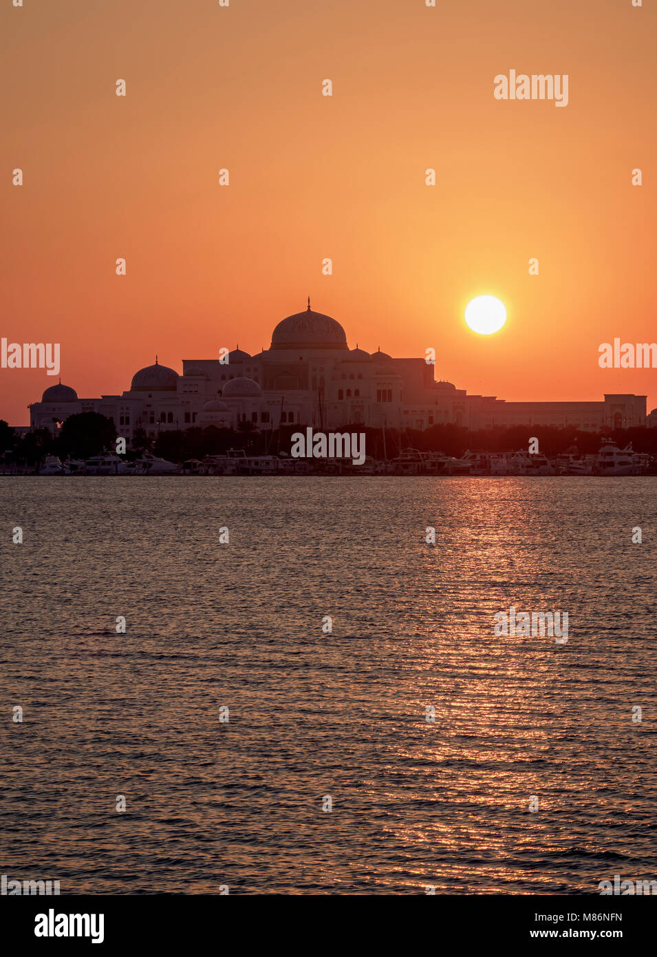 Präsidentenpalast bei Sonnenuntergang, Abu Dhabi, Vereinigte Arabische Emirate Stockfoto