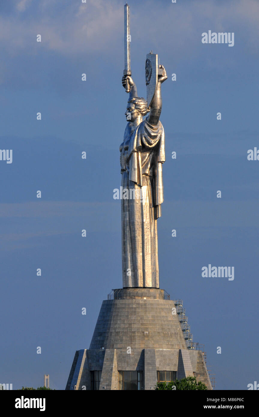 Motherland Denkmal in Kiew, Ukraine. Die Edelstahl Statue steht 62 m (203 ft) hoch. Stockfoto