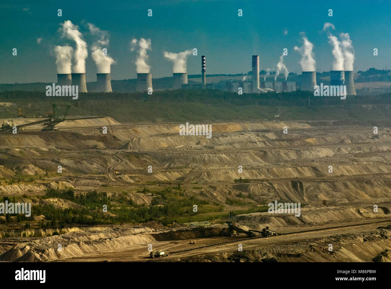 Kühltürme und Schornsteine in Turow thermisches Kraftwerk über Open-pit brown Coal Mine in der Nähe von Bogatynia in Niederschlesien region, Polen Stockfoto