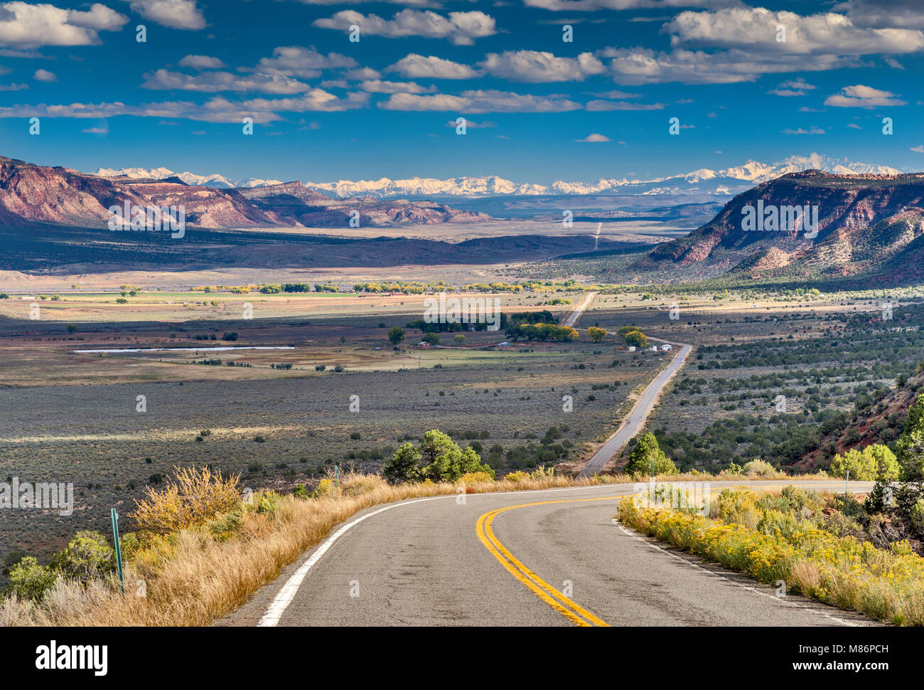 Paradox Creek Valley, San Juan Berge in der Ferne, 75 Meilen oder 120 km SE, Blick vom Highway 90, in der Nähe der Stadt Grundgestein, Colorado, USA Stockfoto
