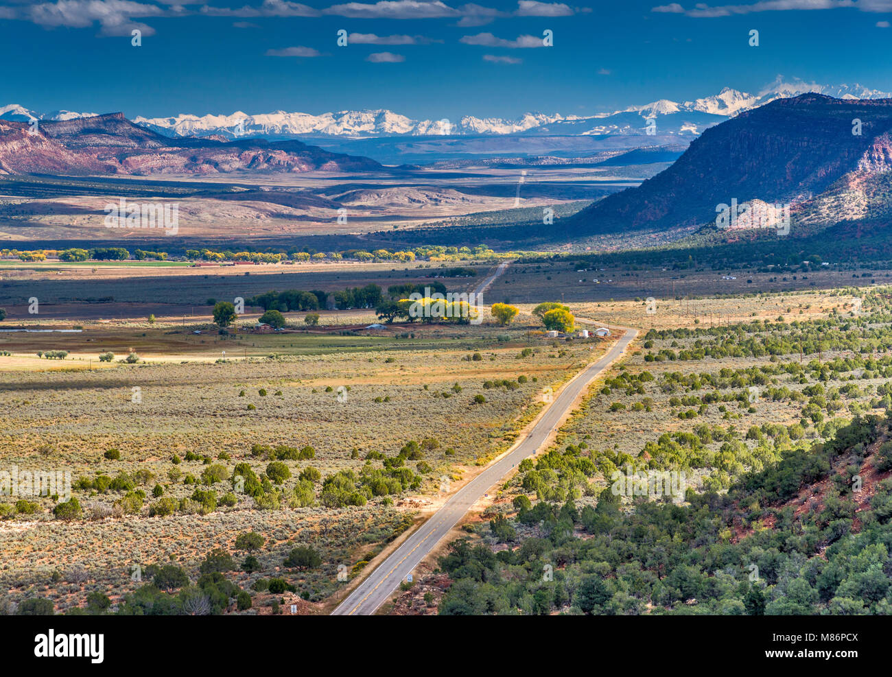 Paradox Creek Valley, San Juan Berge in der Ferne, 75 Meilen oder 120 km SE, Blick vom Highway 90, in der Nähe der Stadt Grundgestein, Colorado, USA Stockfoto