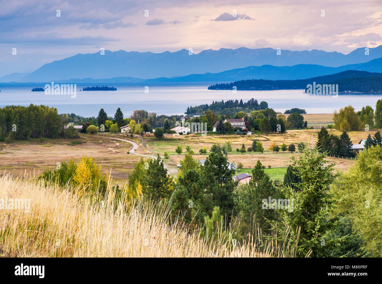 Flathead Lake, Felchen Strecke der Rocky Mountains in der Entfernung, in der Nähe von Polson, Montana, USA Stockfoto