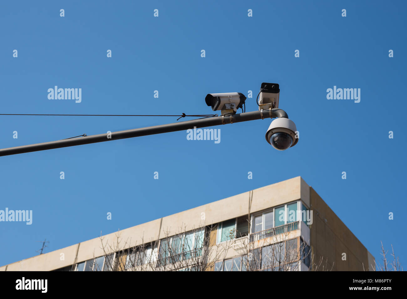 CCTV und Sky. CCTV-Kamera Security Operating Stockfoto