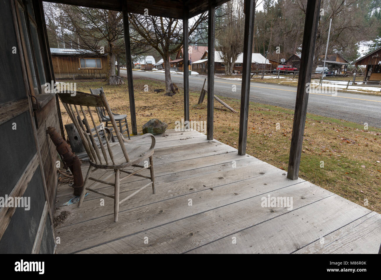 Blick von der Veranda eines alten Hauses in der historische Bergbau Gemeinschaft der Freiheit, Washington. Stockfoto