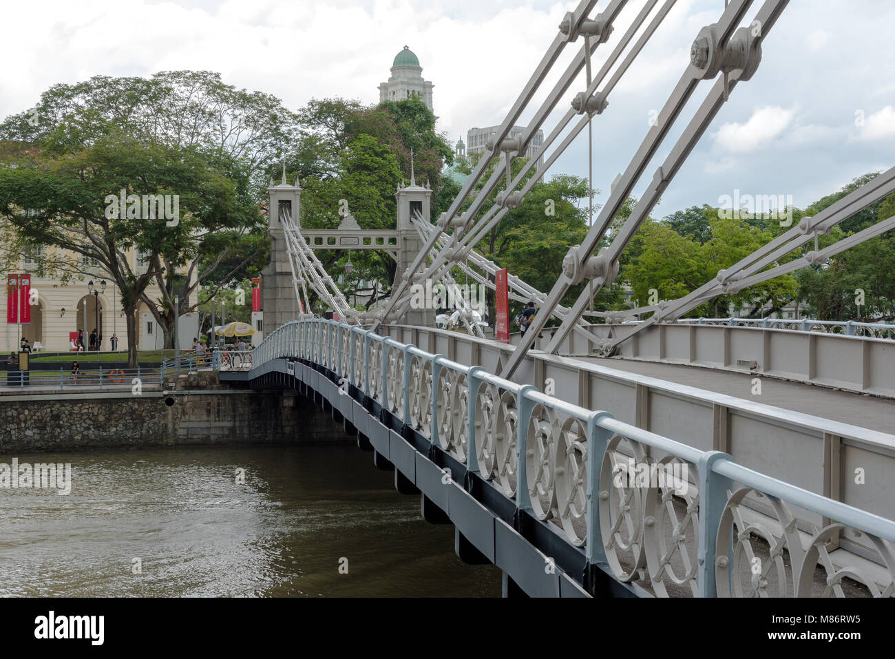 Cavenagh Brücke über der Marina Bay und Singapur Fluss in der Innenstadt von Singapur Stockfoto