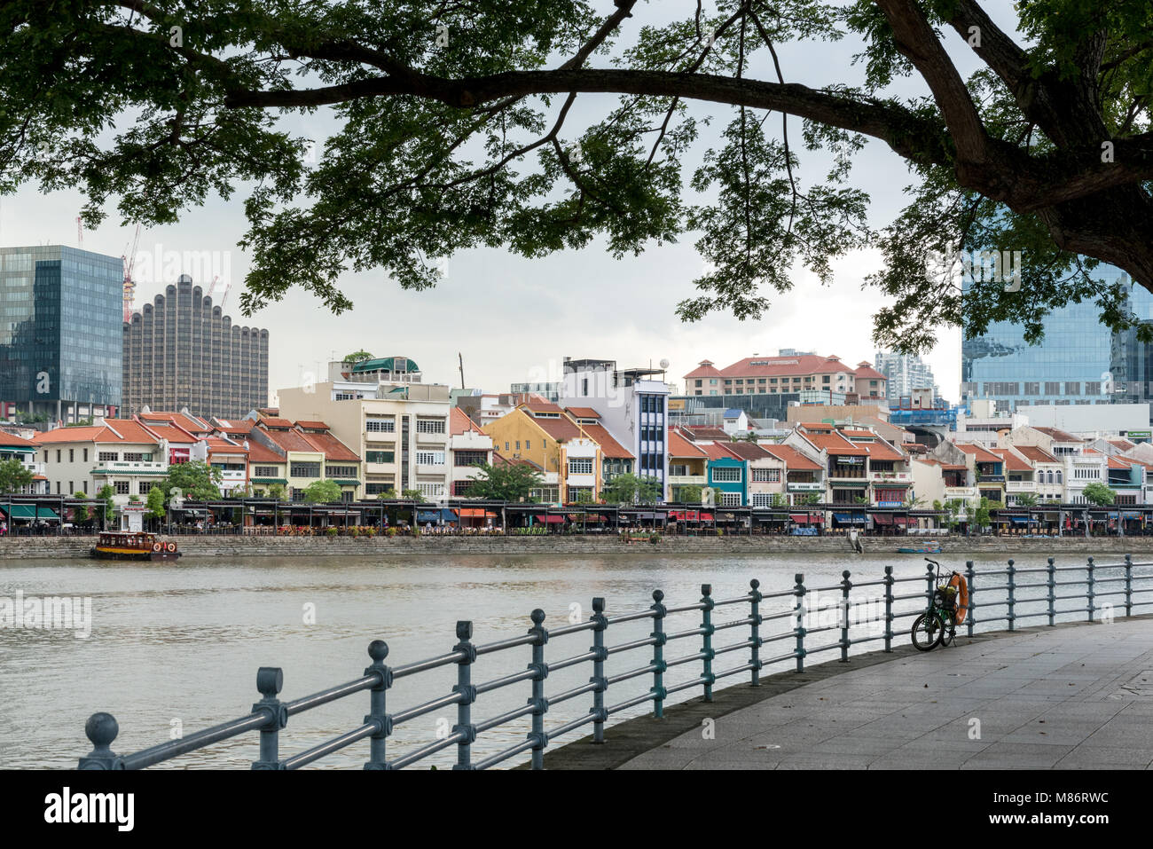 Der Marina Bay in Singapur mit einer Reihe von älteren Gebäuden am Wasser im Vergleich zu den großen, modernen Gebäude an der Rückseite Stockfoto Der Marina Bay in Singapur mit einer Reihe von älteren Gebäuden am Wasser im Vergleich zu den großen, modernen Gebäude an der Rückseite Stockfoto
