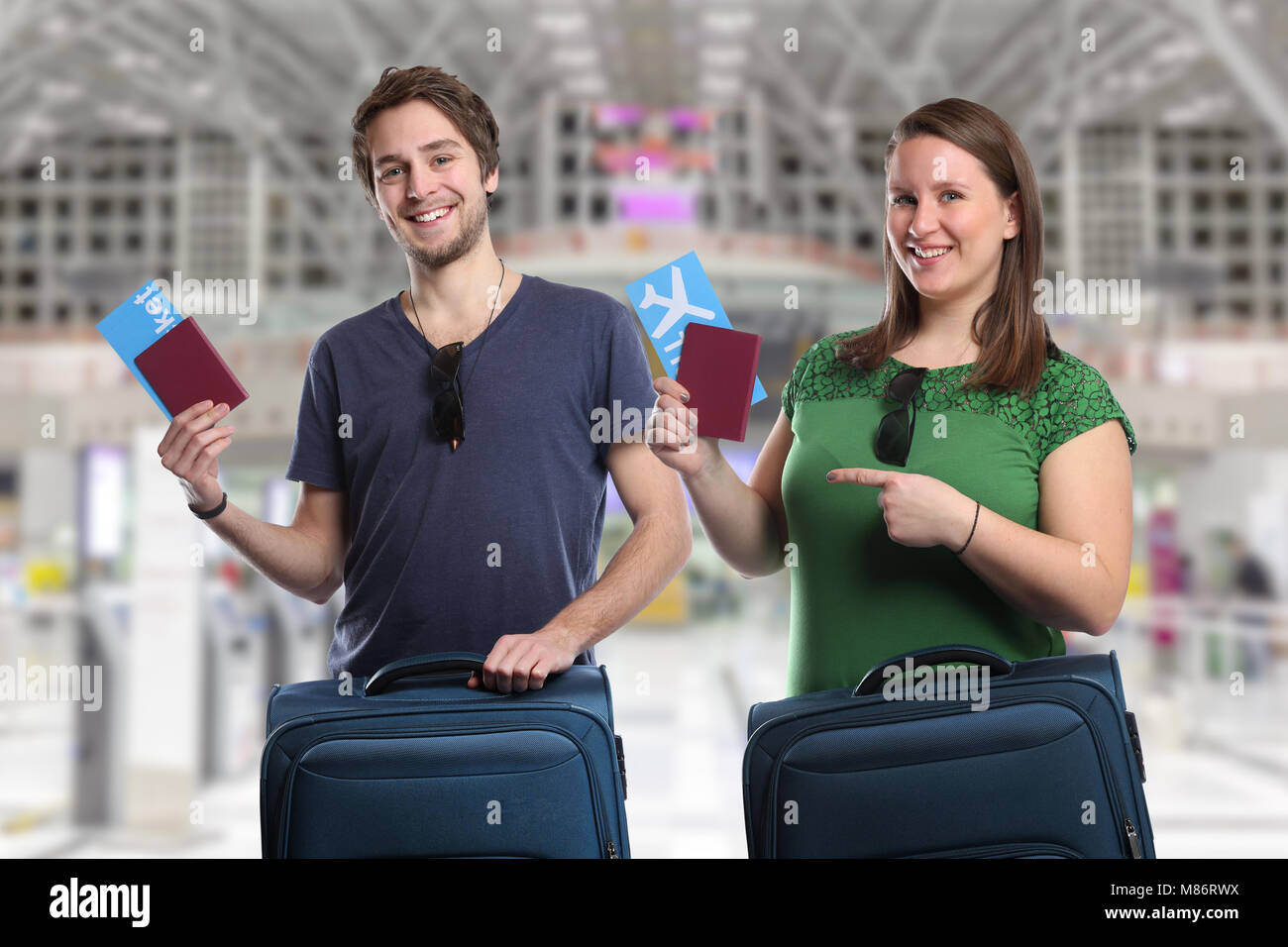 Junge Leute reisen reisen mit Gepäck Gepäck Flughafen Tasche fliegen Urlaub Ferien fliegen Stockfoto