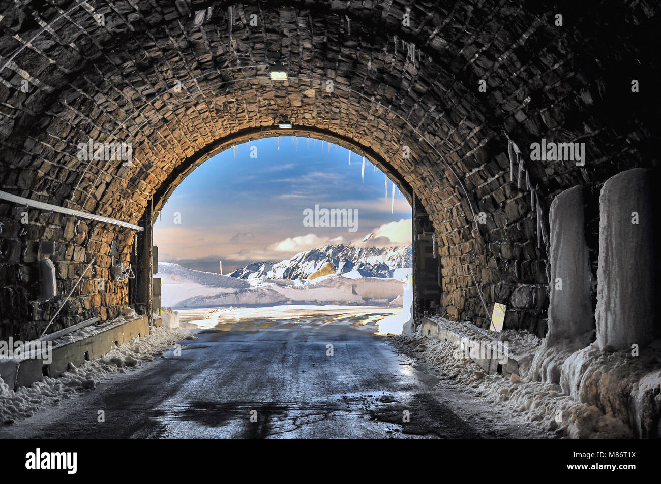 Die Großglockner Hochalpenstraße ist eine der bekanntesten Alpenstraßen Österreichs, hier der Hochtortunnel Stockfoto