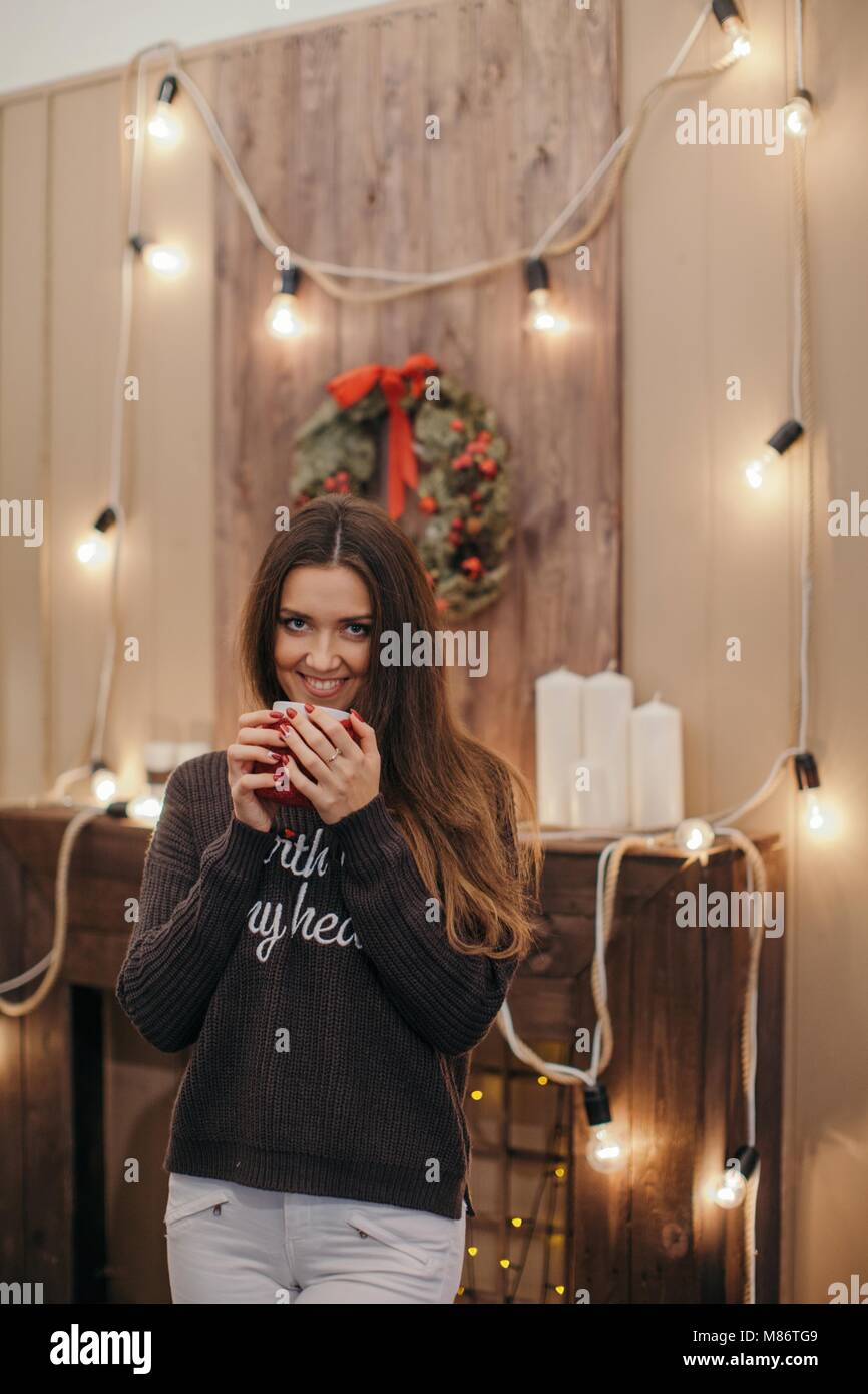Lächelnde Frau Trinken einer Tasse Kaffee Stockfoto