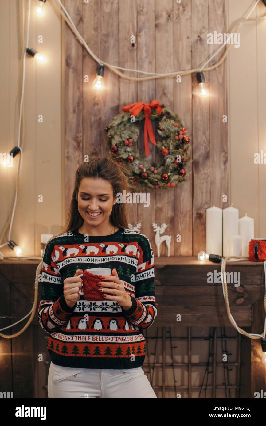 Lächelnde Frau Trinken einer Tasse Kaffee Stockfoto