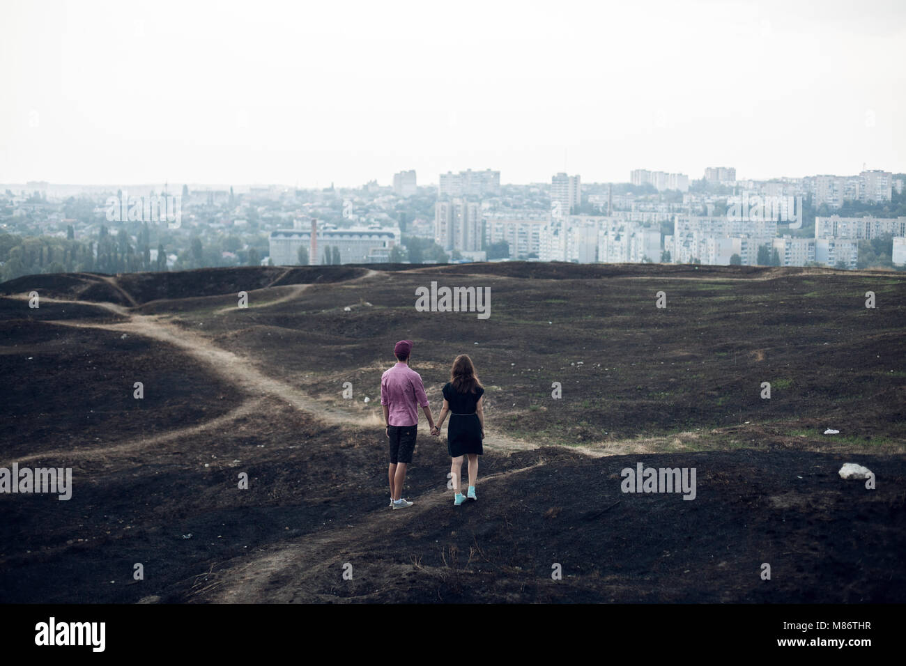 Ein Paar, das eine Skyline der Stadt, Krasnodar, Russland, betrachtet Stockfoto