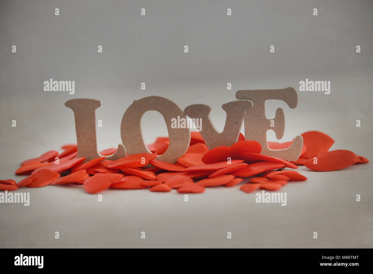 Wort Liebe umgeben von roten Herzen Stockfoto