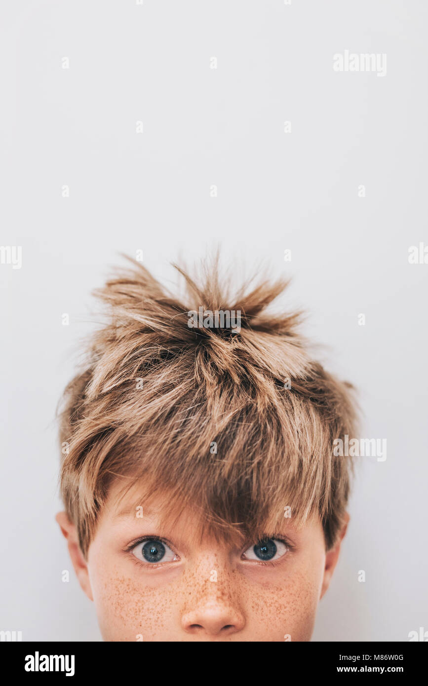 Porträt eines Jungen mit Sommersprossen und verworrenen Haaren Stockfoto