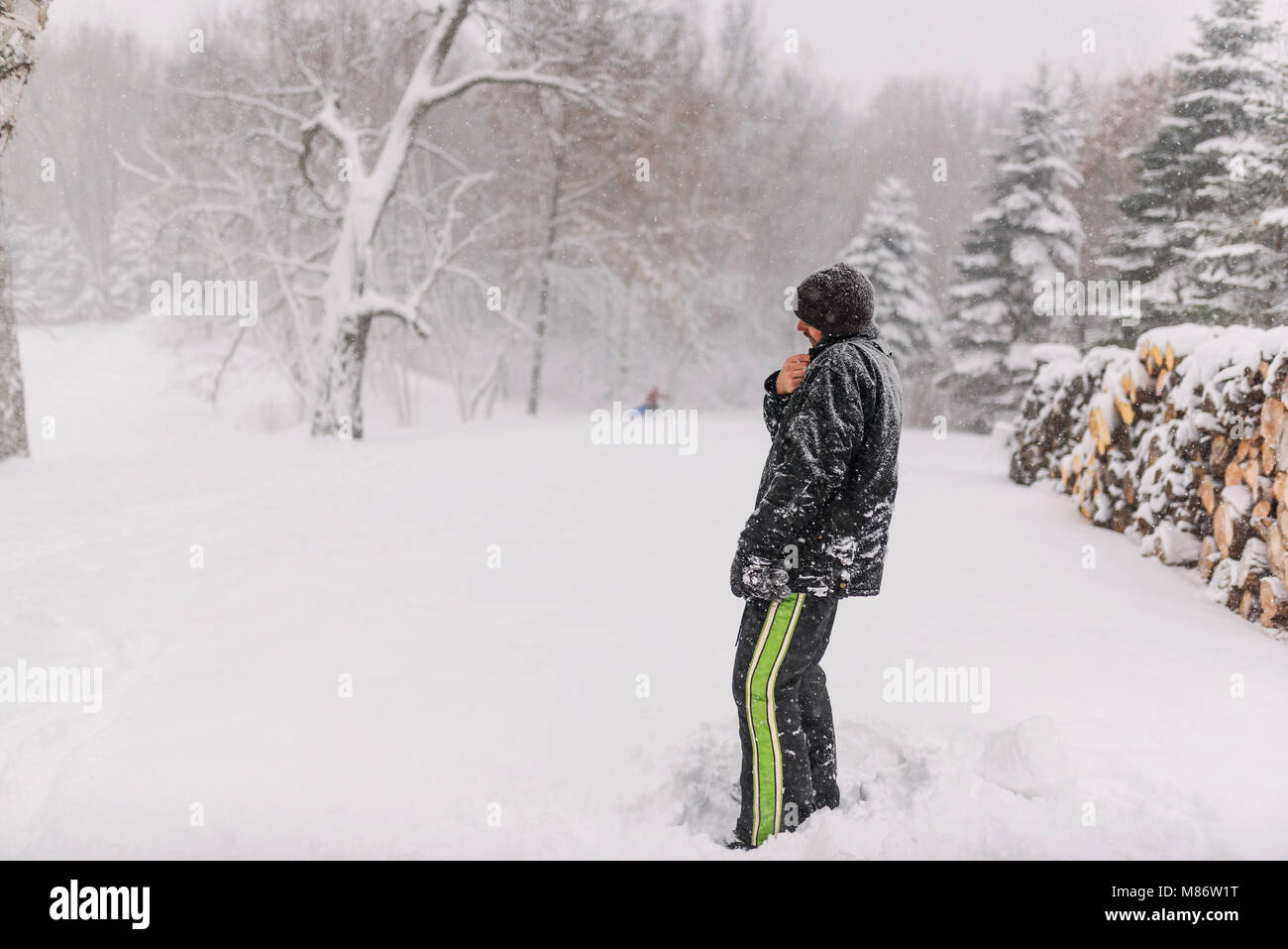 Mann stand draußen im Schnee Gespräch am Handy Stockfoto