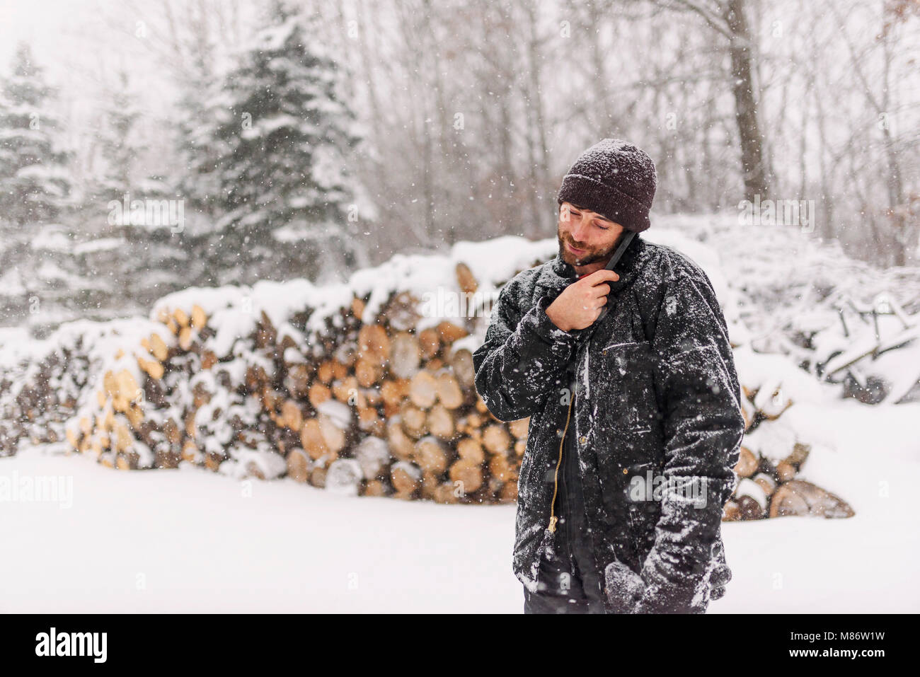 Mann stand draußen im Schnee Gespräch am Handy Stockfoto