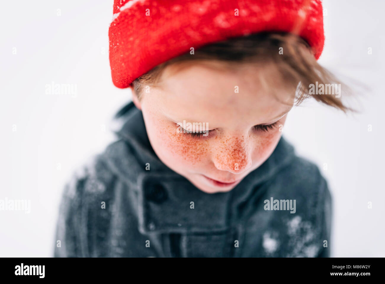 Porträt einer blonden Jungen mit Sommersprossen Stockfoto