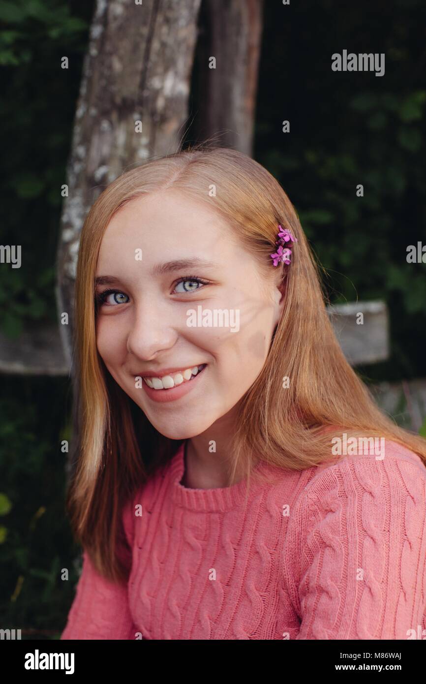 Porträt eines lächelnden Mädchen mit Blumen im Haar Stockfoto