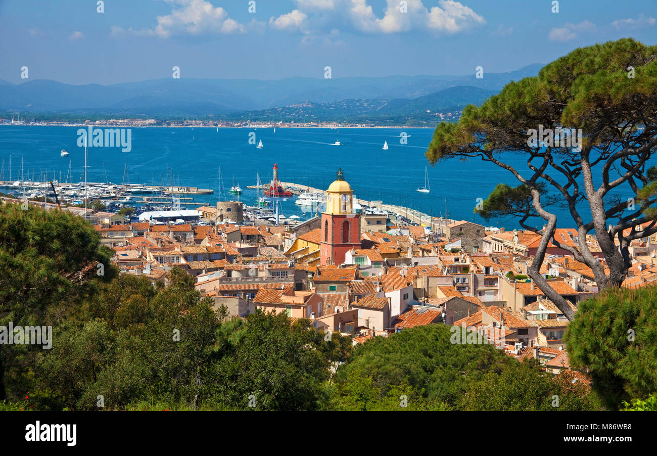 Blick auf Saint-Tropez und den Golf von Saint Tropez, Côte d'Azur, Südfrankreich, Cote d'Azur, Frankreich, Europa Stockfoto