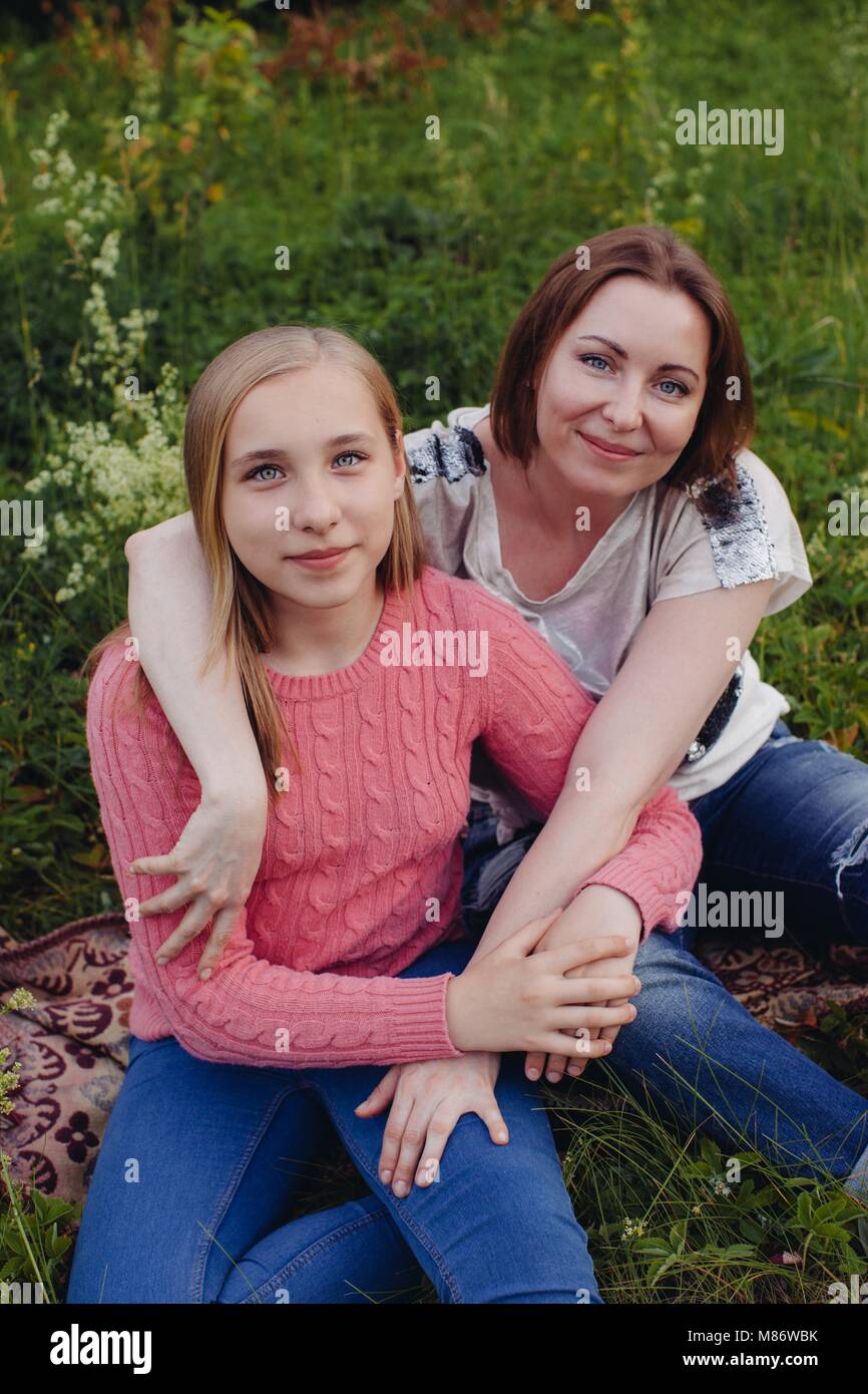 Porträt einer Mutter und Tochter umarmen Stockfoto