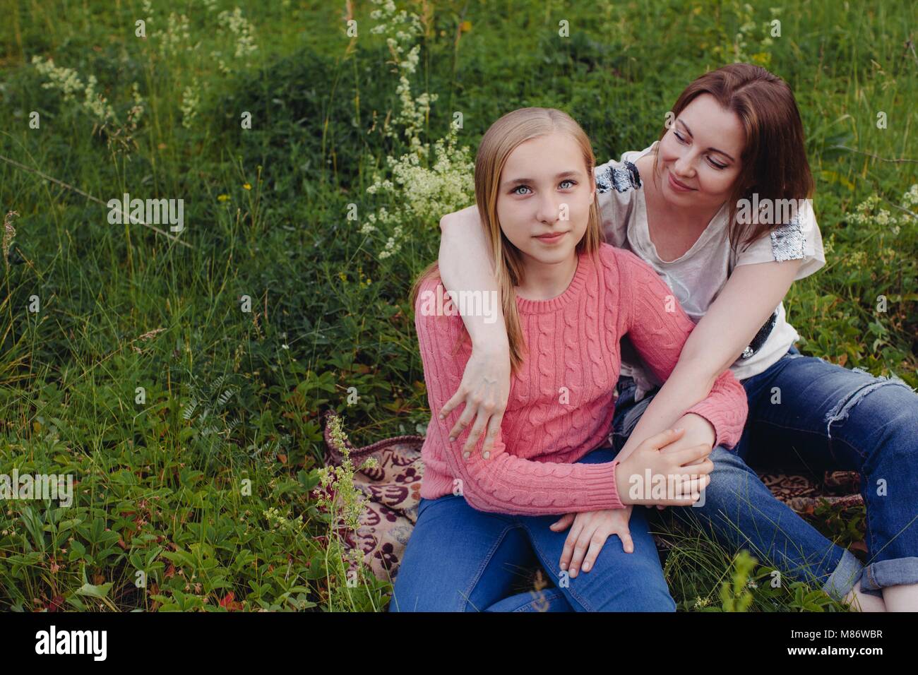 Porträt einer Mutter und Tochter umarmen Stockfoto