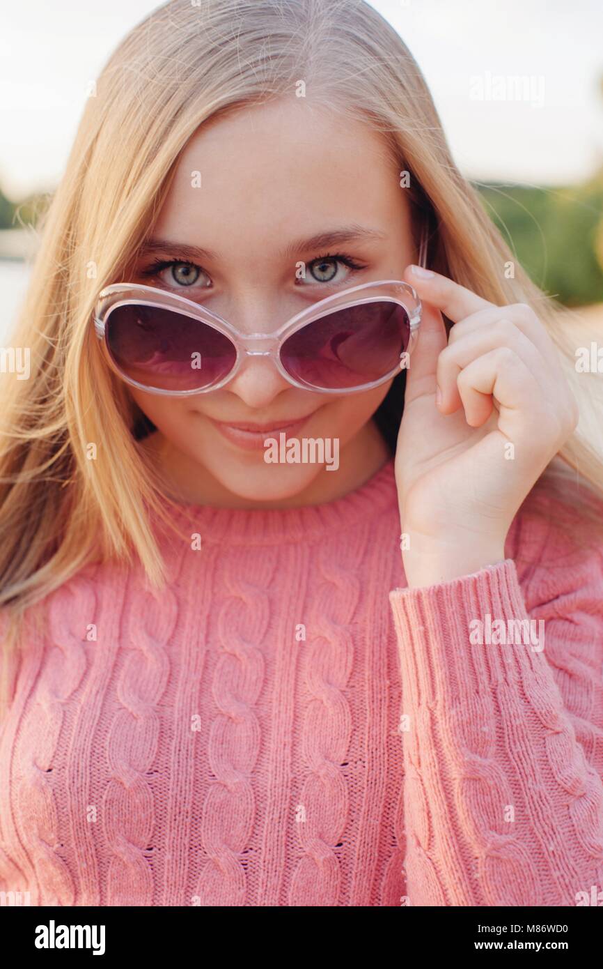 Porträt eines lächelnden Mädchen mit rosa Sonnenbrille Stockfoto