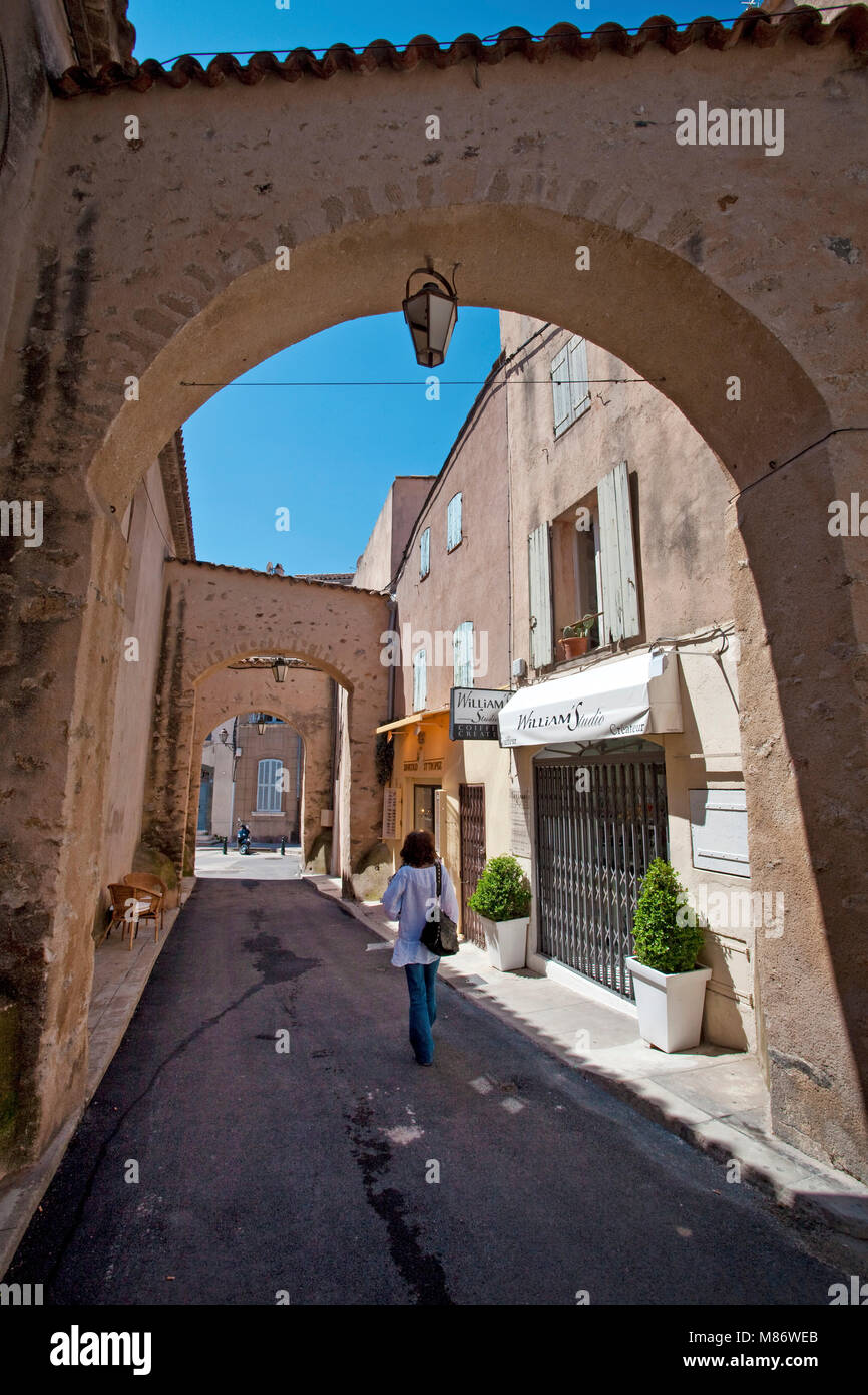 Gasse in der Altstadt von Saint Tropez, Côte d'Azur, Südfrankreich, Cote d'Azur, Frankreich, Europa Stockfoto