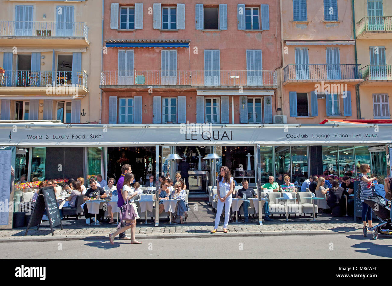 Cocktail Bar 'Le Quai' am Hafen von Saint Tropez, Côte d'Azur, Südfrankreich, Cote d'Azur, Frankreich, Europa Stockfoto