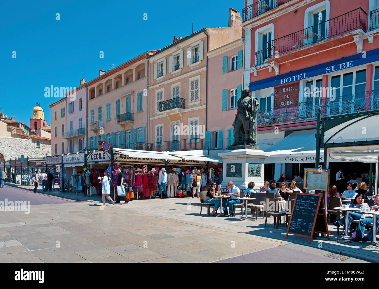 Denkmal für Admiral Pierre Andre de Suffren und das Cafe de Paris am Hafen von Saint Tropez, Côte d'Azur, Südfrankreich, Cote d'Azur, Frankreich Stockfoto