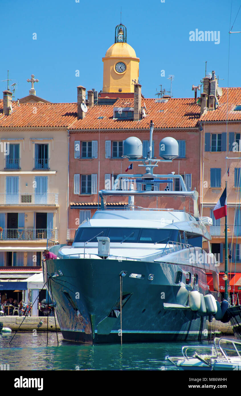 Luxus Yacht im Hafen von Saint-Tropez, Glockenturm von Notre-Dame-de-l'Assomption de Saint Tropez, Côte d'Azur, Südfrankreich, Cote d'Azur, Frankreich Stockfoto