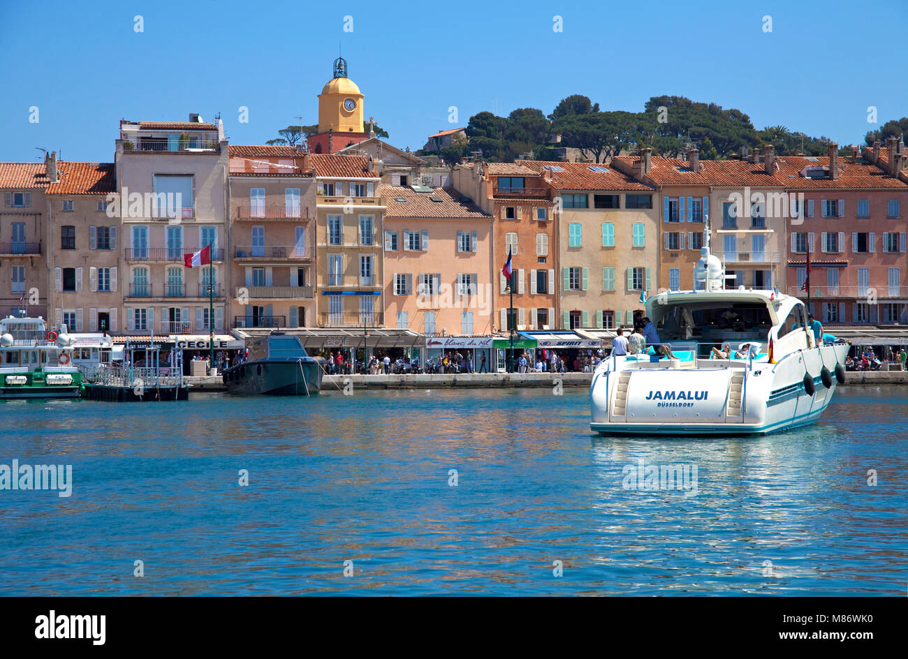 Luxus Yacht im Hafen von Saint-Tropez, Glockenturm von Notre-Dame-de-l'Assomption de Saint Tropez, Côte d'Azur, Südfrankreich, Cote d'Azur, Frankreich, Stockfoto