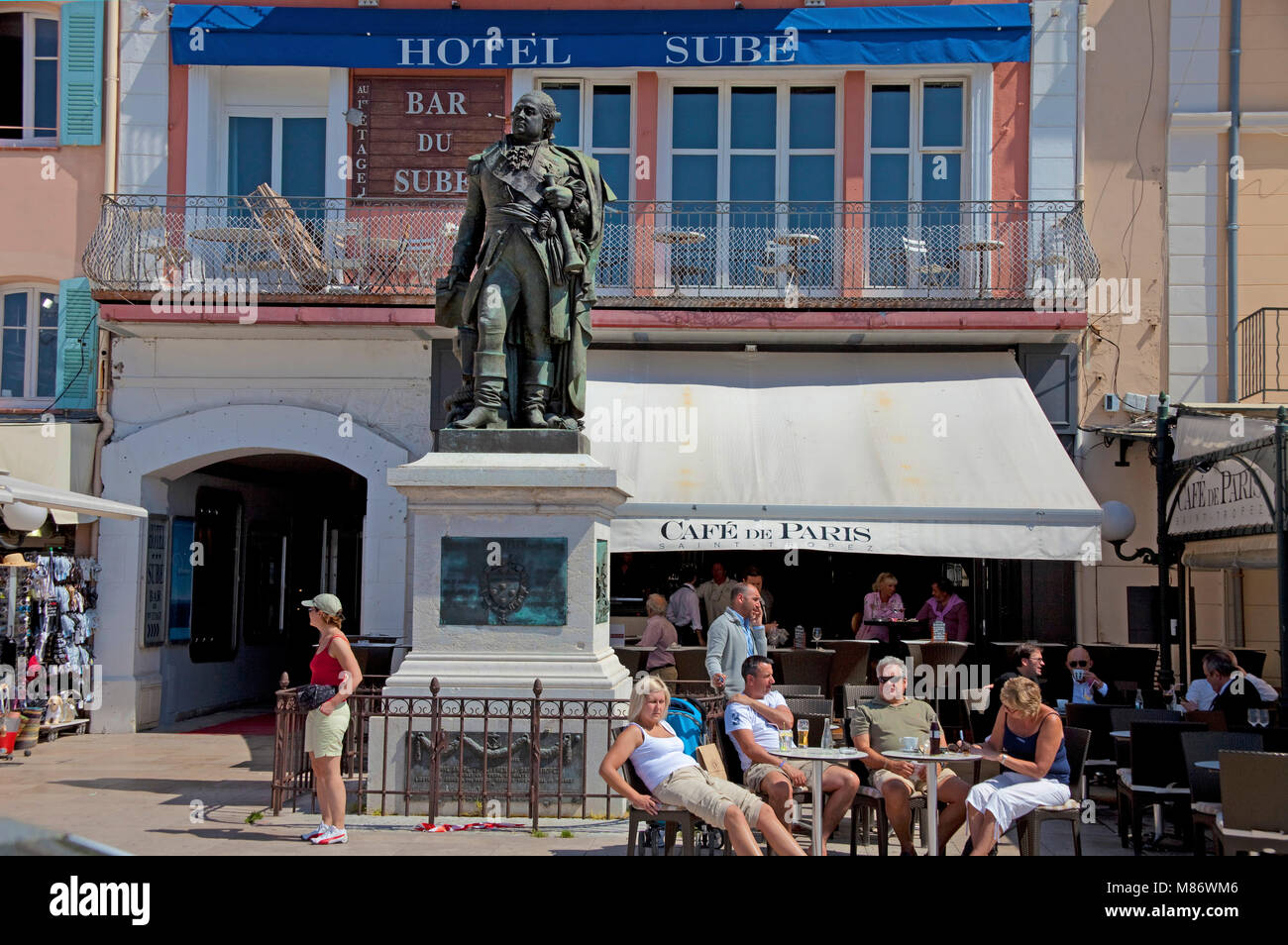 Die beliebten Cafe du Paris neben Gedenkstätte für Admiral Pierre Andre de Suffren, Saint Tropez, Côte d'Azur, Südfrankreich, Cote d'Azur, Frankreich Stockfoto