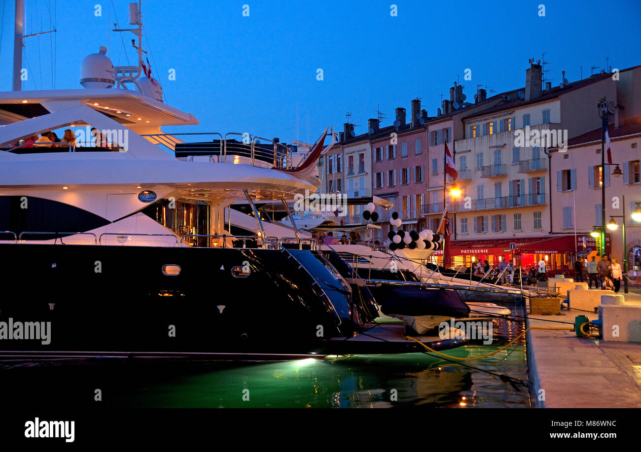 Abendstimmung, Luxusyachten im Hafen von Saint-Tropez, Suedfrankreich, Cote d'Azur, Frankreich, Europa | Luxus Yachten am Hafen von Saint-Tropez, lat. Stockfoto