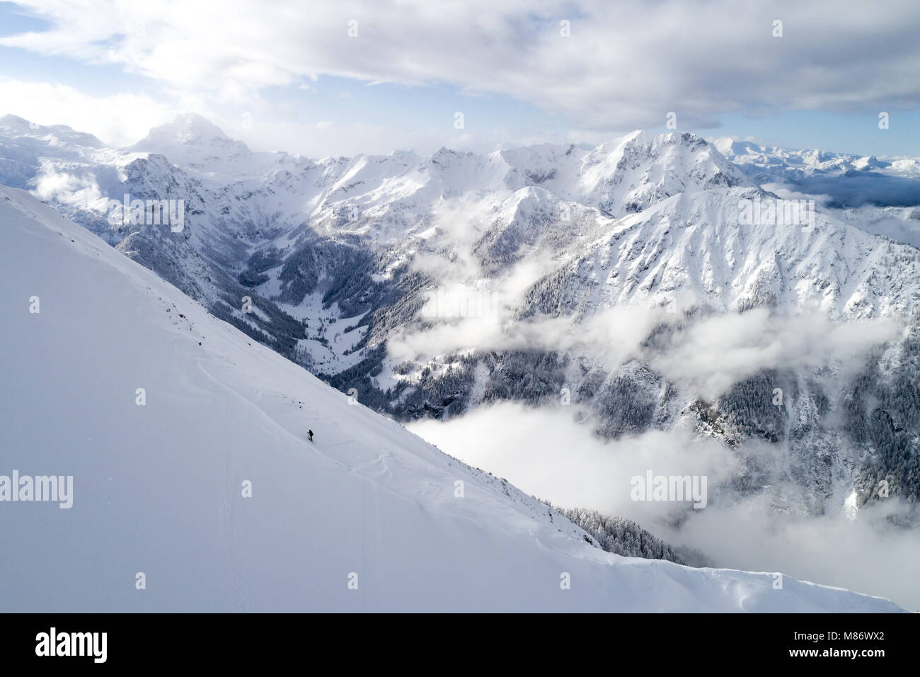 Frau Skifahren in den Bergen, Zauchensee, Salzburg, Österreich Stockfoto